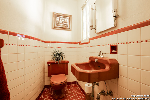 Listing photo id 16 for 2235 W Kings Hwy