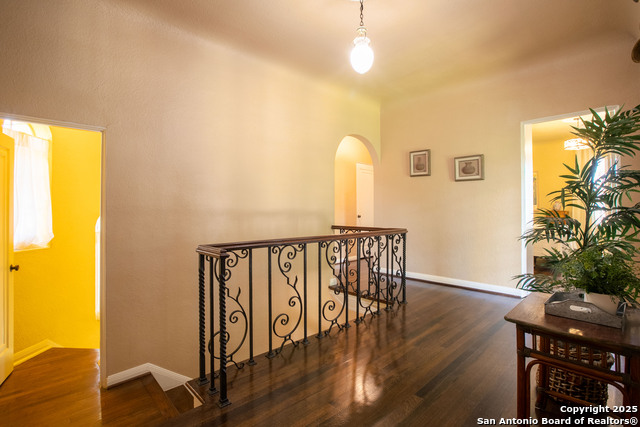Listing photo id 17 for 2235 W Kings Hwy