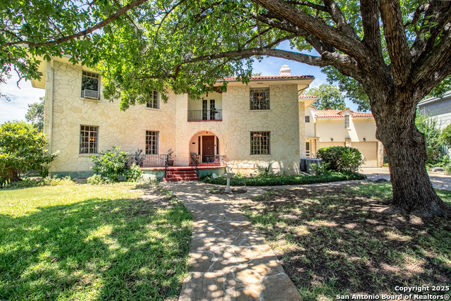 Listing photo id 0 for 2235 W Kings Hwy