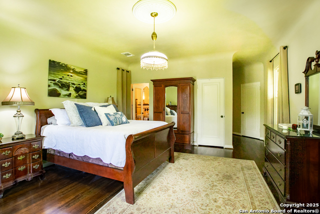 Listing photo id 19 for 2235 W Kings Hwy