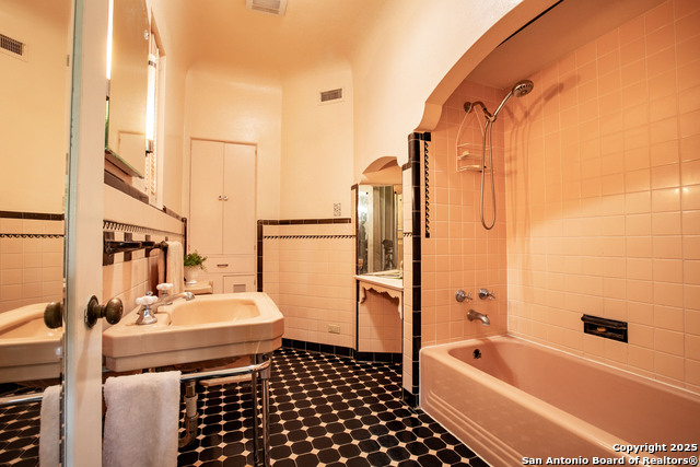 Listing photo id 20 for 2235 W Kings Hwy