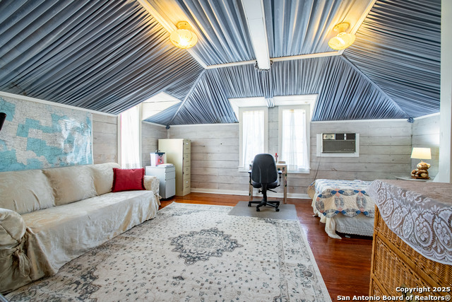 Listing photo id 26 for 2235 W Kings Hwy
