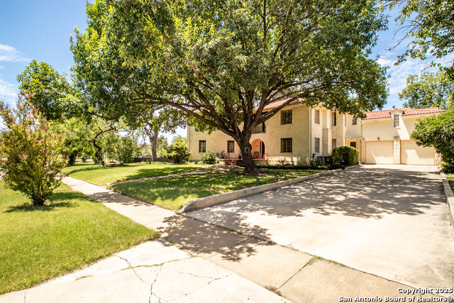 Listing photo id 2 for 2235 W Kings Hwy