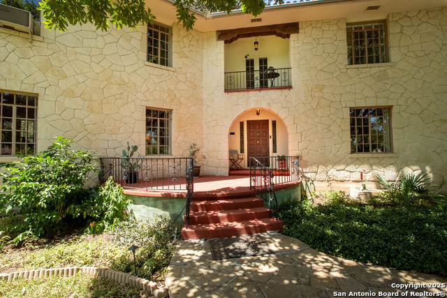 Listing photo id 3 for 2235 W Kings Hwy