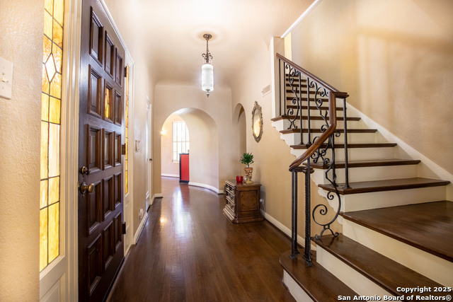 Listing photo id 5 for 2235 W Kings Hwy