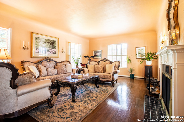 Listing photo id 6 for 2235 W Kings Hwy