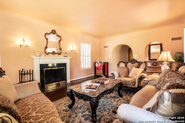 Listing photo id 7 for 2235 W Kings Hwy