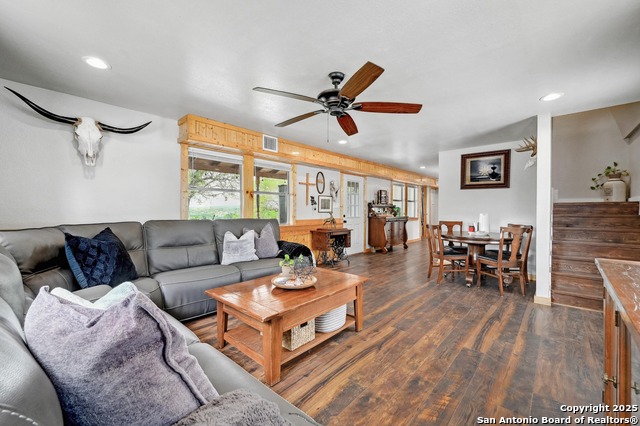 Listing photo id 3 for 1059 Stallion Springs