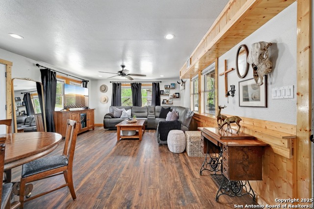 Listing photo id 4 for 1059 Stallion Springs