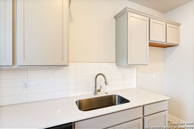 Image 10 of 23 For 419 Ira Avenue  1101