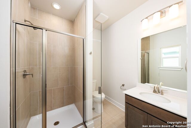 Image 19 of 28 For 419 Ira Avenue  1102