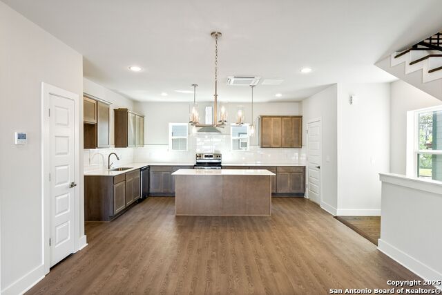 Image 11 of 24 For 419 Ira Avenue  2101