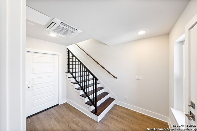 Image 6 of 24 For 419 Ira Avenue  2101