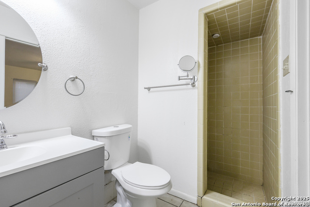 Listing photo id 8 for 5811 Thornwood