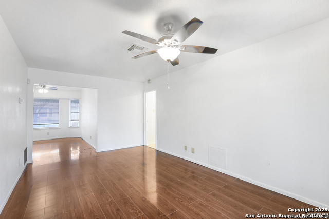 Listing photo id 9 for 5811 Thornwood