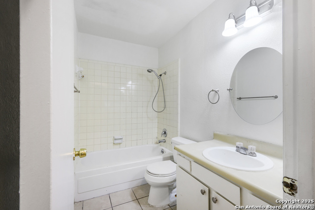 Listing photo id 12 for 5811 Thornwood