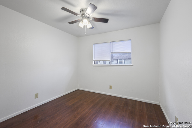 Listing photo id 13 for 5811 Thornwood