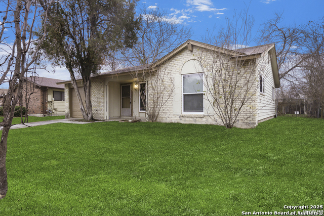 Listing photo id 0 for 5811 Thornwood