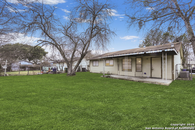 Listing photo id 1 for 5811 Thornwood