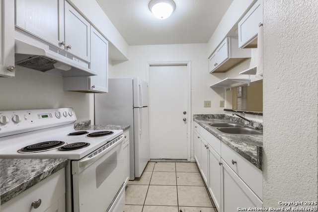 Listing photo id 3 for 5811 Thornwood