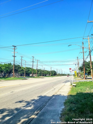 Listing photo id 3 for 4846 Houston E