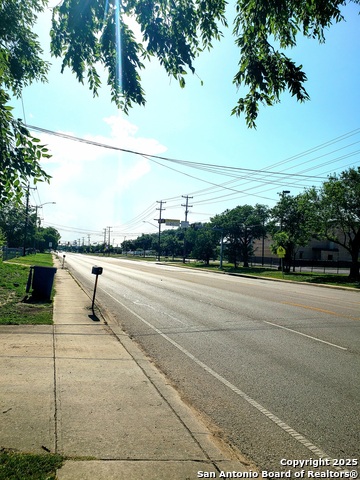 Listing photo id 4 for 4846 Houston E