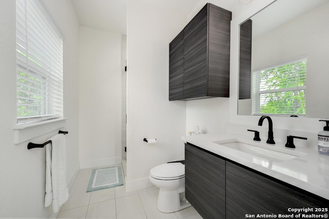 Listing photo id 20 for 715 Eleanor 101