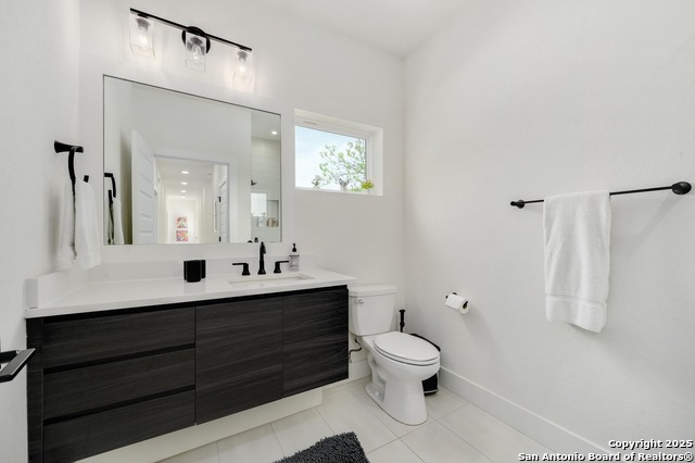 Listing photo id 23 for 715 Eleanor 101