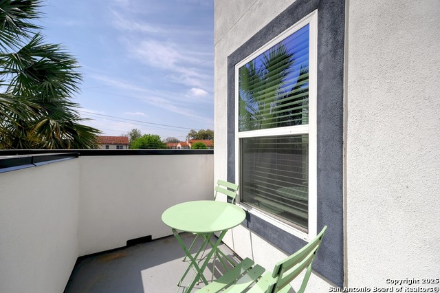 Listing photo id 24 for 715 Eleanor 101