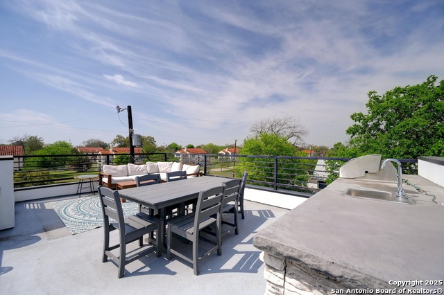 Listing photo id 25 for 715 Eleanor 101