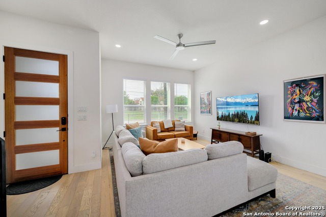 Listing photo id 2 for 715 Eleanor 101