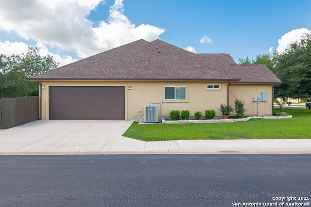 Image 6 of 51 For 647 Oak Creek