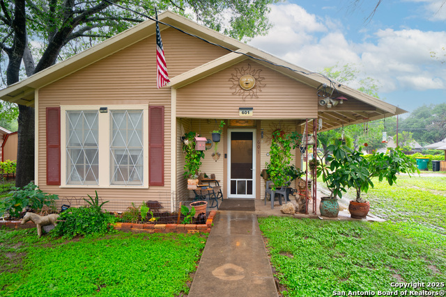 Details for 601 Berlin  , Castroville, TX 78009