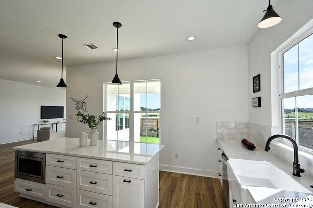 Listing photo id 10 for 409 Constance Dr