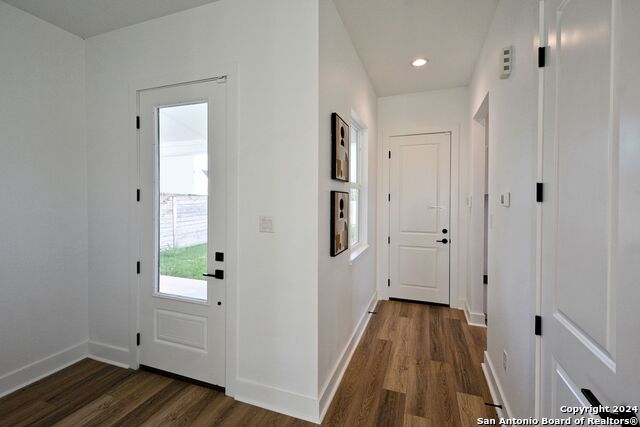 Listing photo id 2 for 409 Constance Dr