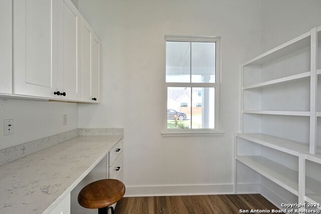 Listing photo id 3 for 409 Constance Dr