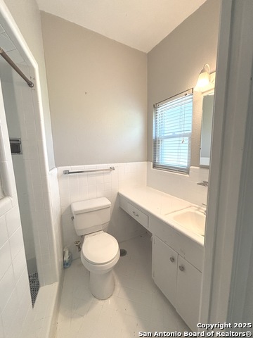 Image 12 of 19 For 318 Sprucewood Ln
