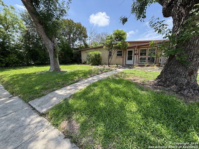 Image 2 of 19 For 318 Sprucewood Ln