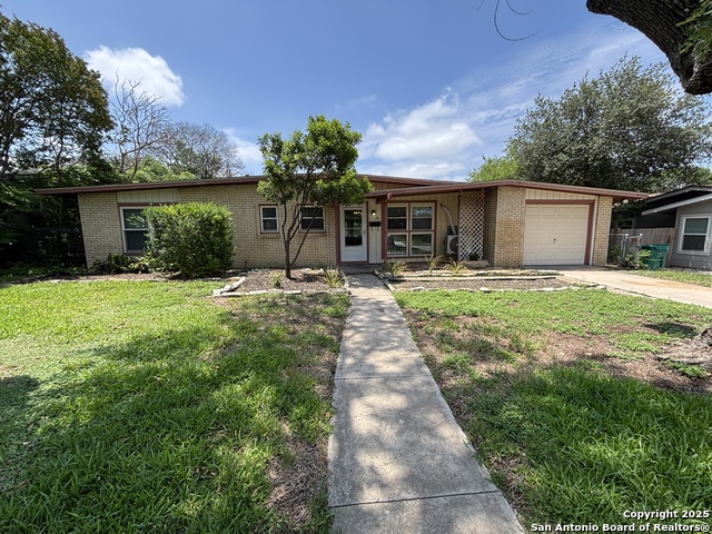 Image 3 of 19 For 318 Sprucewood Ln