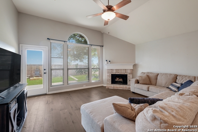Image 17 of 31 For 4733 Green Bluff Dr