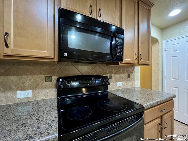 Listing photo id 11 for 7538 Elegante Way