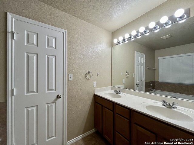 Listing photo id 21 for 7538 Elegante Way