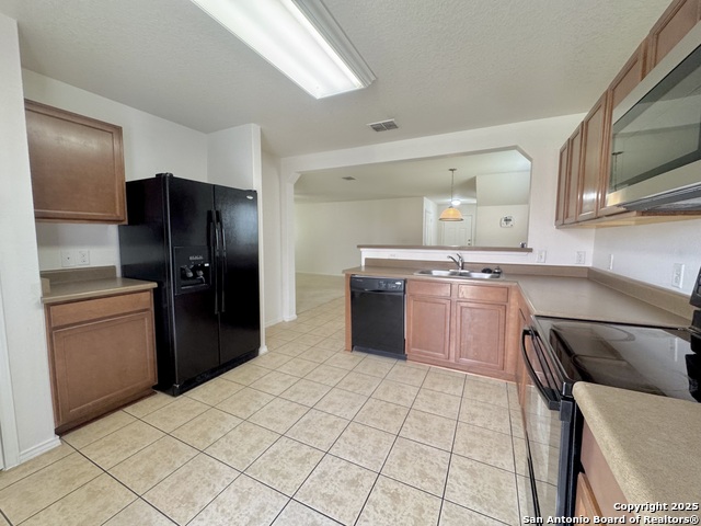 Listing photo id 10 for 130 Palazzo Torre