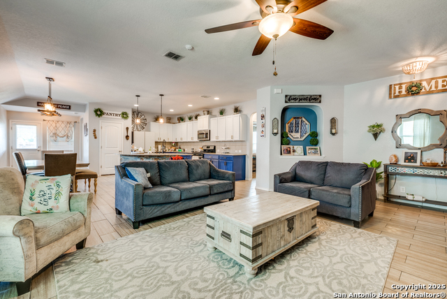 Listing photo id 2 for 8838 Palmetto Fls