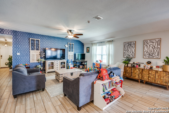 Listing photo id 3 for 8838 Palmetto Fls