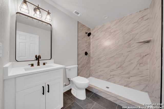 Image 16 of 17 For 822 Lamar  