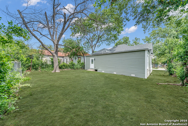 Image 17 of 17 For 822 Lamar  