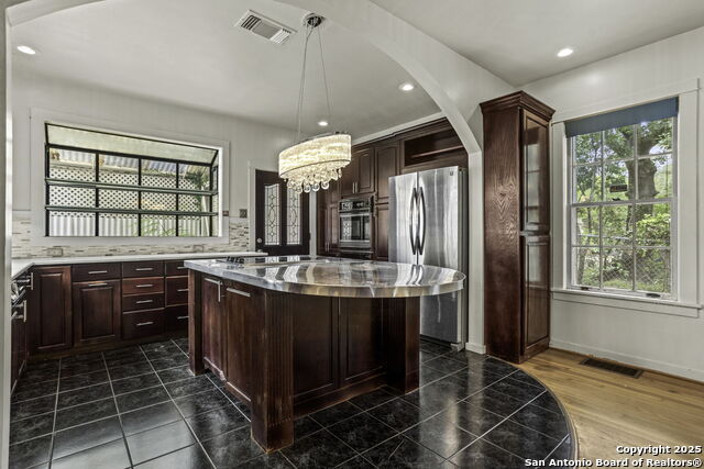 Image 11 of 41 For 527 Kings Ct
