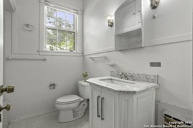 Image 22 of 41 For 527 Kings Ct