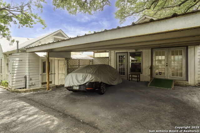 Image 33 of 41 For 527 Kings Ct